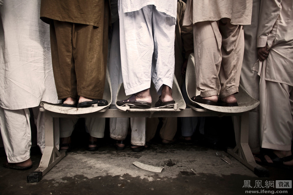 Những người may mắn sống sót sau vụ tai nạn máy bay ở Islamabad hồi năm 2010. (Nguồn: ifeng.com)