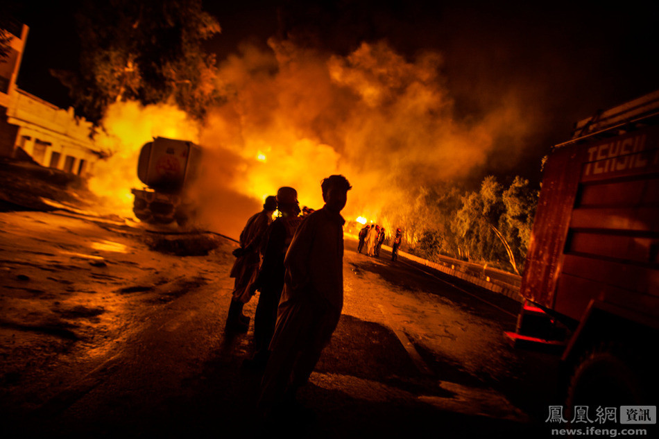 Bức hình này được chụp năm 2010 khi người dân địa phương đang đứng vây quanh hiện trường một vụ nổ xe chở dầu. (Nguồn: ifeng.com)