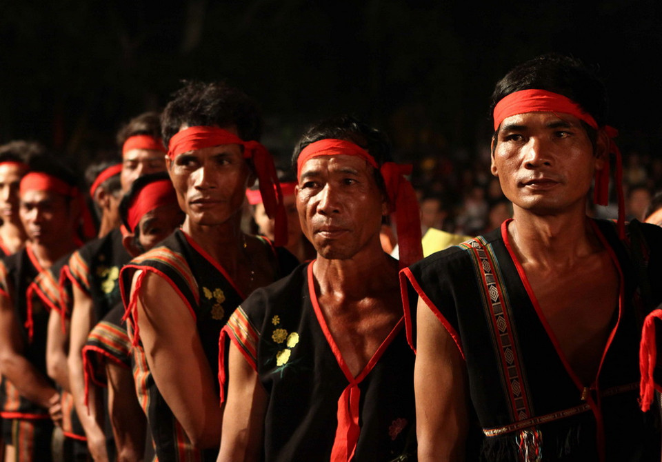 Thanh niên trai tráng từ các buôn làng về tham dự lễ hội. (Ảnh: Dương Giang/TTXVN)