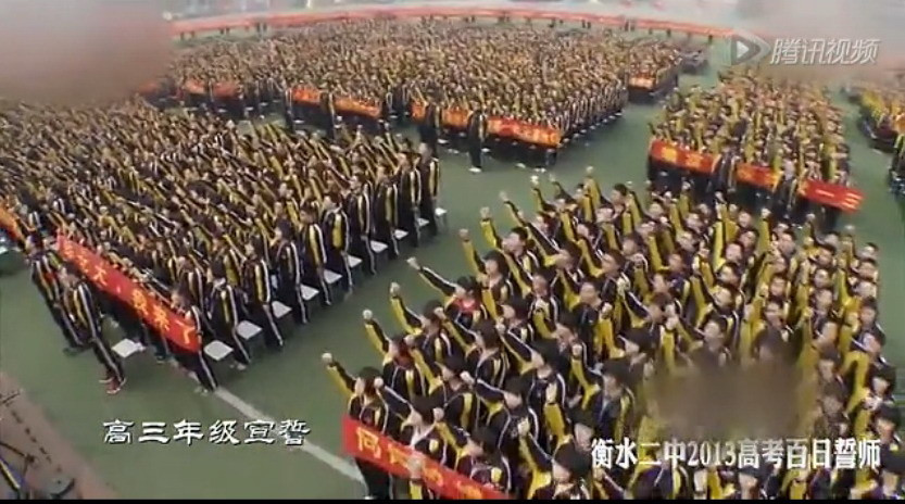 Hình ảnh này được chụp lại từ một đoạn clip của học sinh Hoành Thủy thể hiện sự quyết tâm trước kỳ thi đại học năm 2013. (Nguồn: QQ)