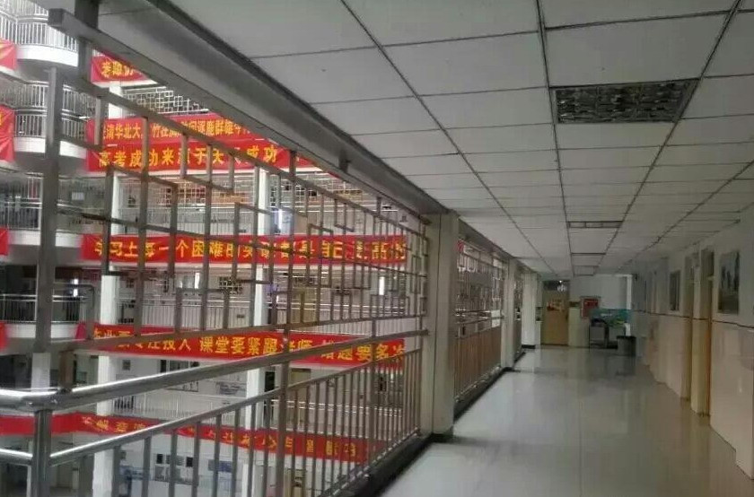 Tất cả hành lang trong trường đều được gắn rào sắt để học sinh không tự tử. (Nguồn: xinhuanet.com)