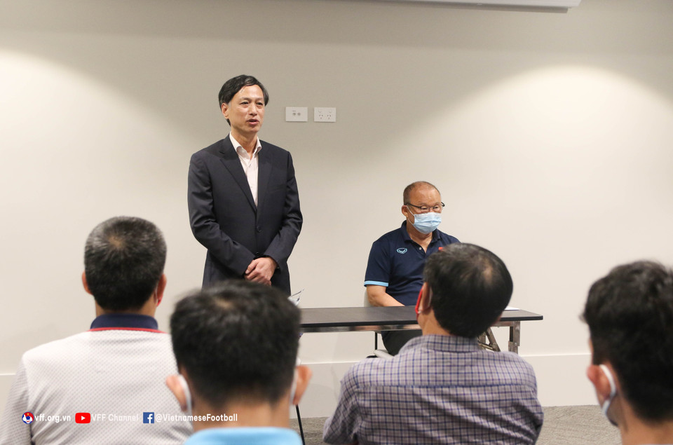 Nhân dịp đội tuyển quốc gia bóng đá nam Việt Nam sang Melbourne, Australia, để thi đấu với đội tuyển quốc gia Australia trong khuôn khổ vòng loại thứ 3 World Cup 2022 khu vực châu Á, Đại sứ Việt Nam tại Australia Nguyễn Tất Thành cùng các thành viên Đại sứ quán đã đến thăm, gặp gỡ và động viên tập thể đội bóng. (Nguồn: TTXVN phát)