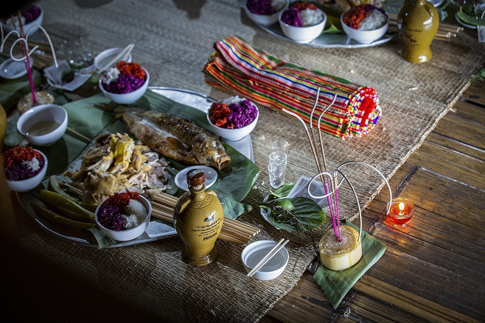 Đồ cúng trong buổi lễ làm mát nhà của người Mường dưới sự chủ trì của Thầy Mo. (Ảnh: Trọng Đạt/TTXVN)