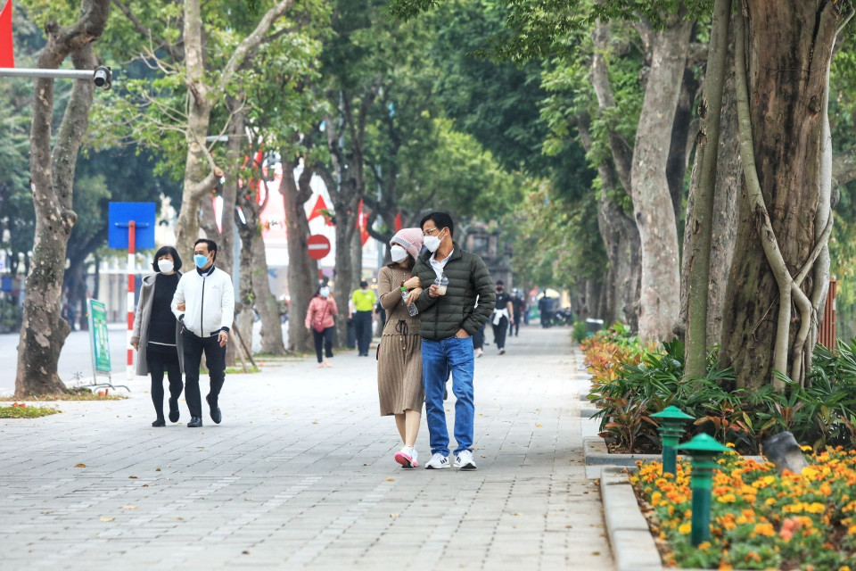 Người dân đi dạo ngày đầu năm trên hồ Hoàn Kiếm. (Ảnh: Tuấn Anh/TTXVN)