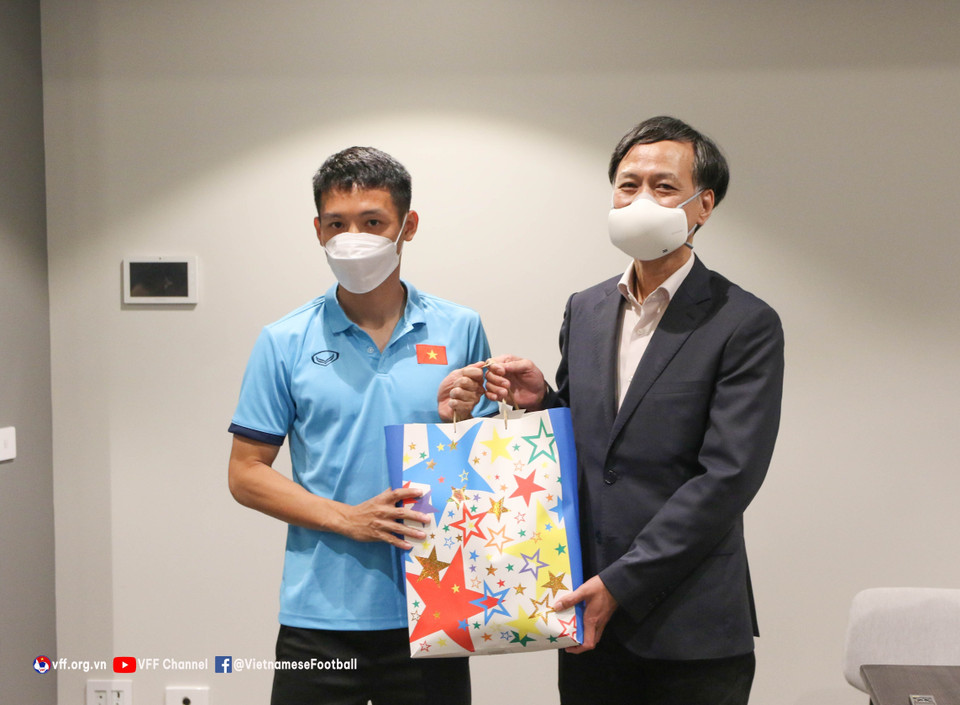 Đại sứ Nguyễn Tất Thành chúc các cầu thủ sẽ có một trận đấu xuất sắc với đội chủ nhà Australia vào ngày 27/1, với tinh thần thể thao và kỷ luật cao, đáp ứng sự mong mỏi của người dân Việt Nam. (Nguồn: TTXVN phát)