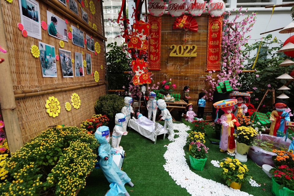 Tiểu cảnh tái hiện hình ảnh nhân viên y tế mặc đồ bảo hộ đang khám, chữa bệnh cho bệnh nhân trong giai đoạn lịch sử chiến đấu với dịch COVID-19. (Ảnh: Thu Hương/TTXVN)