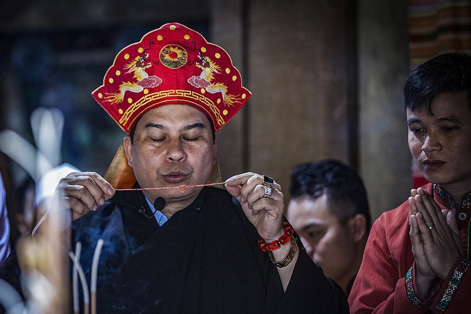 Thầy Mo Bùi Văn Minh trong một buổi lễ làm mát nhà của người Mường. (Ảnh: Trọng Đạt/TTXVN)