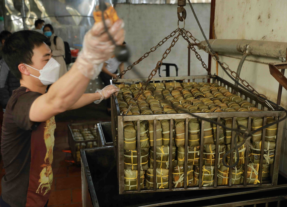 Vào những ngày gần Tết, mỗi gia đình trong làng nghề làm khoảng 1.000 đến 2.000 chiếc bánh chưng nhiều loại. (Ảnh: Vũ Sinh/TTXVN)