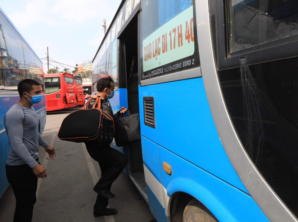 Khách lên xe tại Bến xe Giáp Bát trong ngày cuối cùng đi làm của năm Tân Sửu. (Ảnh: Hoàng Hiếu/TTXVN)