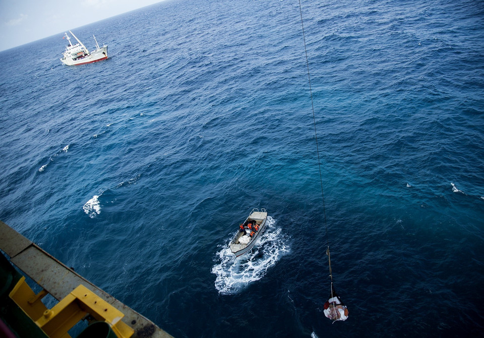 Chuyển từng gói quà Tết chuyển lên nhà giàn DK1. (Ảnh: Hồng Đạt/TTXVN)