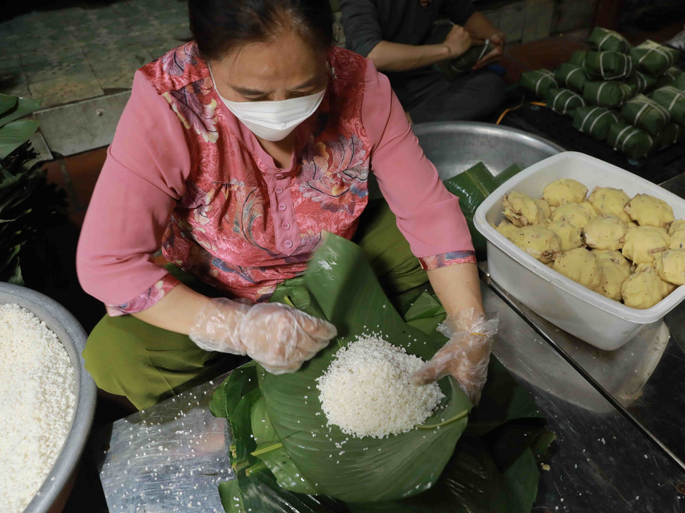 Gạo nếp làm bánh chưng phải là gạo nếp cái hoa vàng ở vùng châu thổ sông Hồng, đậu xanh làm nhân là loại hạt nhỏ, ruột vàng, đậm vị bùi mà ngậy. (Ảnh: Vũ Sinh/TTXVN)