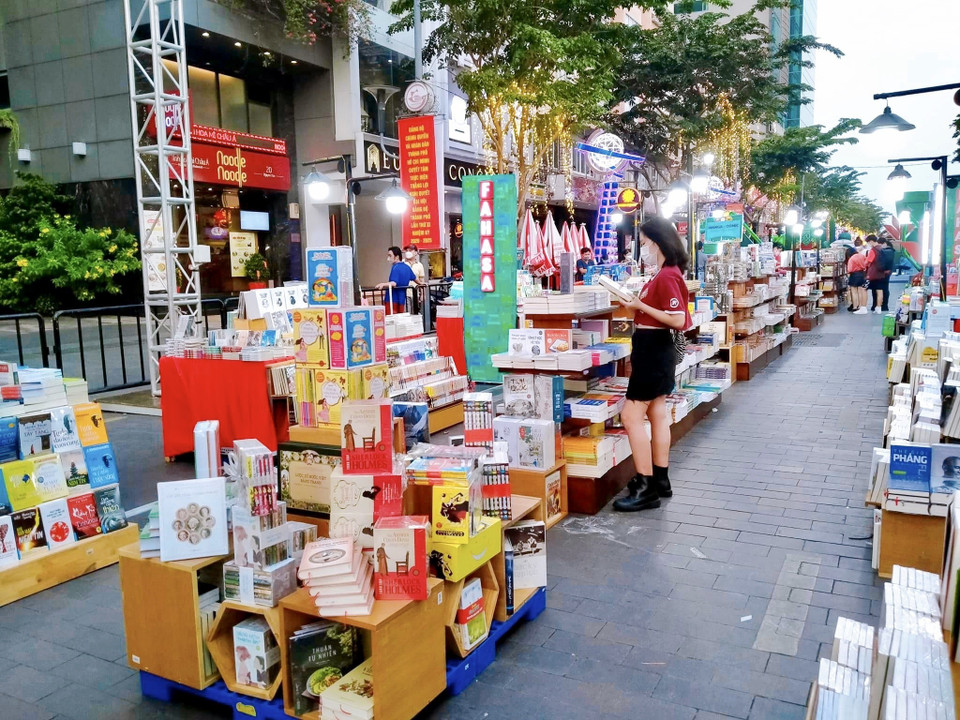 Không gian bán sách tại Lễ hội Đường sách Tết. (Ảnh: Hồng Giang/TTXVN)