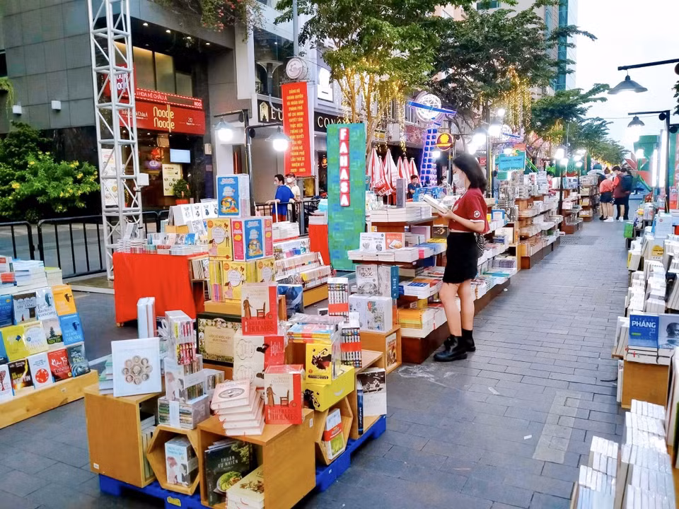 Không gian bán sách tại Lễ hội Đường sách Tết. (Ảnh: Hồng Giang/TTXVN)