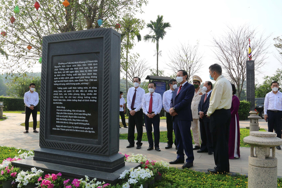 Ông Nguyễn Văn Nên, Ủy viên Bộ Chính trị, Bí thư Thành ủy Thành phố Hồ Chí Minh cùng các đại biểu viếng và dâng hương Đức Lễ Thành Hầu Nguyễn Hữu Cảnh trong khuôn viên lịch sử văn hóa dân tộc, thành phố Thủ Đức, Thành phố Hồ Chí Minh. (Ảnh: Thanh Vũ/TTXVN)