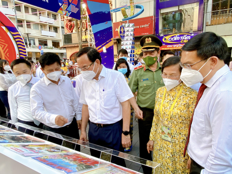 Lãnh đạo Thành phố Hồ Chí Minh tham quan gian triển lãm báo Xuân tại Lễ hội Đường sách. (Ảnh: Hồng Giang/TTXVN)