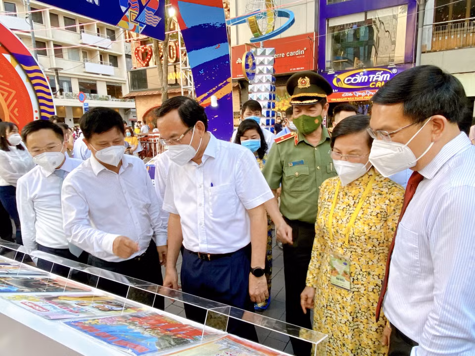 Lãnh đạo Thành phố Hồ Chí Minh tham quan gian triển lãm báo Xuân tại Lễ hội Đường sách. (Ảnh: Hồng Giang/TTXVN)