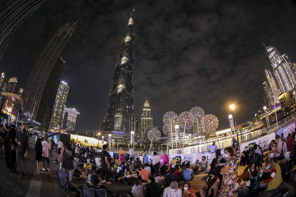 Người dân tập trung chờ đón thời khắc giao thừa tại Dubai, UAE tối 31/12/2021. (Ảnh: AFP/TTXVN)