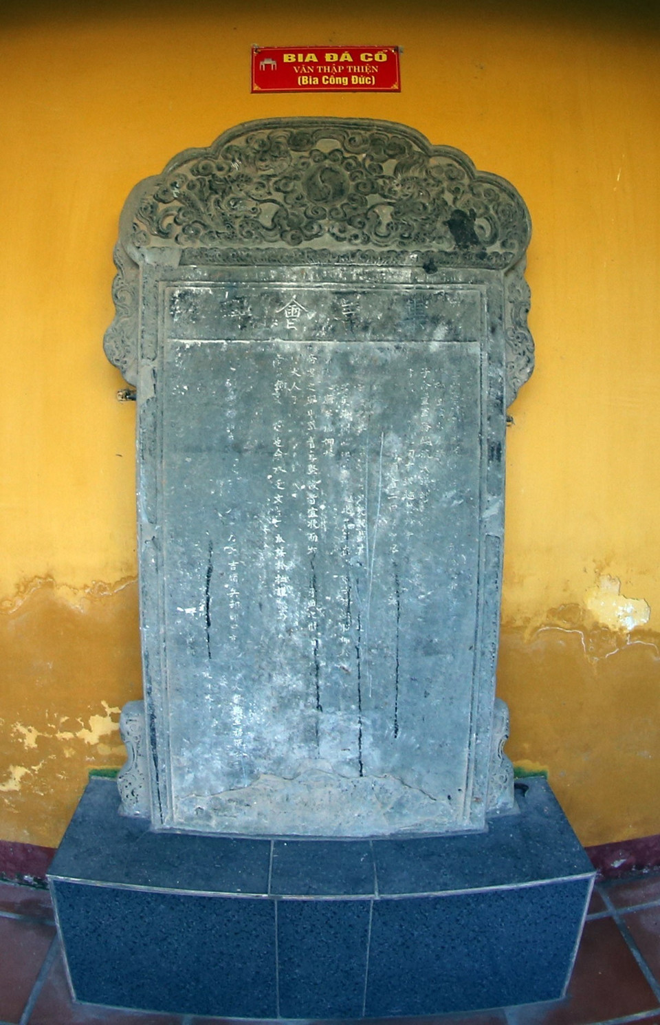 Bia đá cổ còn trưng bày trong Đình và Nhà thờ Chư phái tộc Hải Châu là di tích lịch sử cấp quốc gia vào tháng 7/2001. (Ảnh: Trần Lê Lâm/TTXVN)