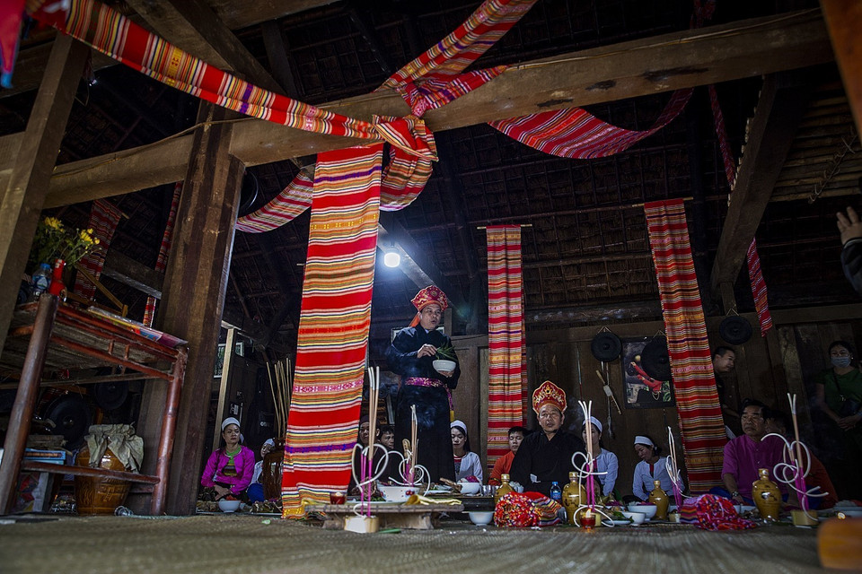 Thầy mo là người thực hiện toàn bộ những nghi lễ cần có trong một đời người. (Ảnh: Trọng Đạt/TTXVN)