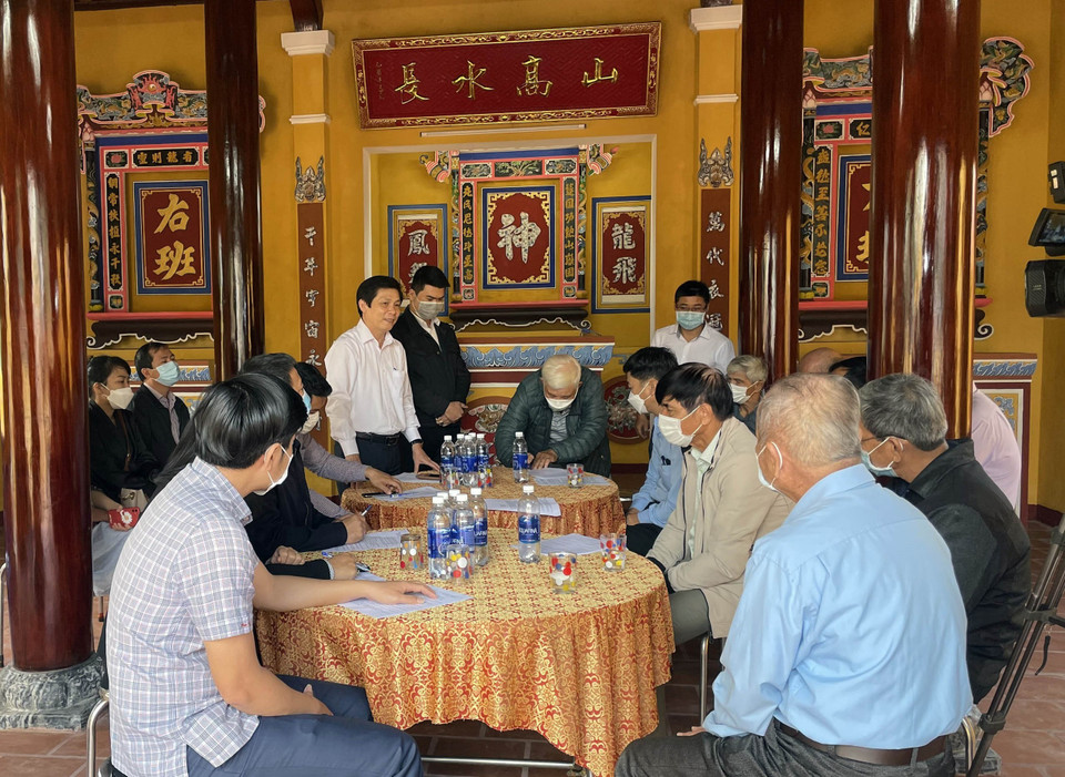 Giám đốc Sở Văn hóa và Thể thao Đà Nẵng Phạm Tấn Xử phát biểu chúc mừng nhân dân làng Cổ Mân đã hoàn thành trùng tu đình làng trước dịp đón Tết Nguyên đán 2022. (Ảnh: Trần Lê Lâm/TTXVN)