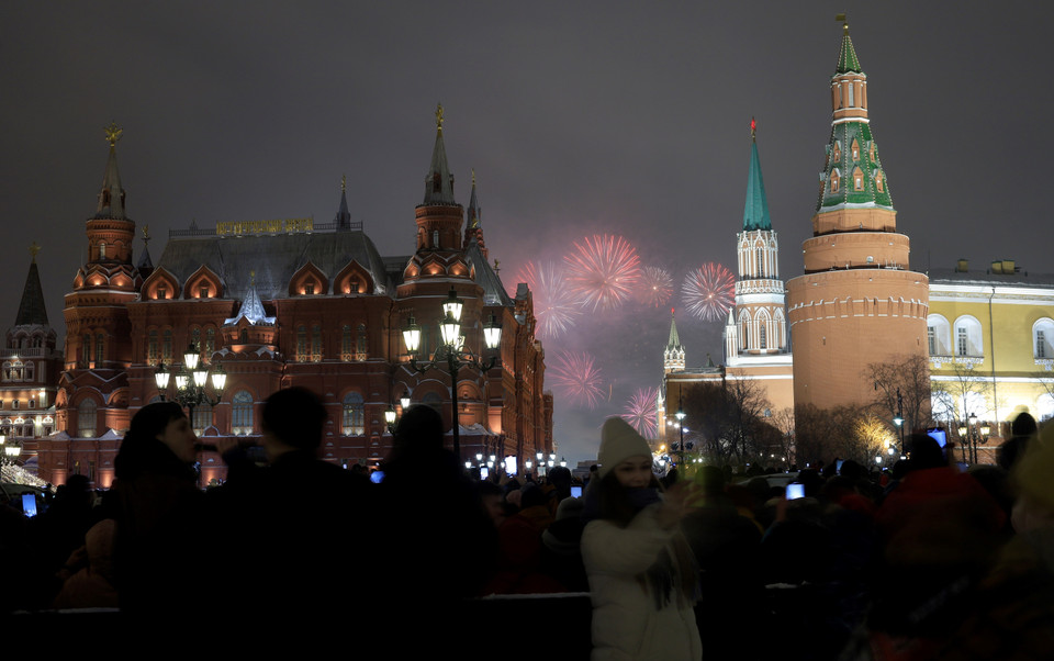 Người dân Nga tập trung về khu vực xung quanh quảng trường Đỏ chào đón khoảnh khắc bước sang Năm mới 2022. (Ảnh: Trần Hiếu/TTXVN)