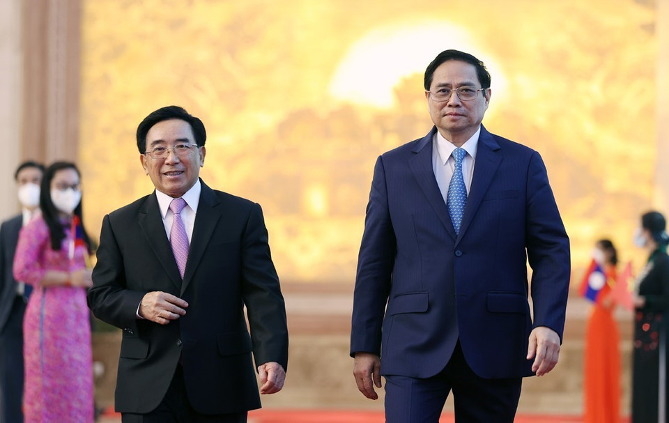 Thủ tướng Phạm Minh Chính và Thủ tướng Lào Phankham Viphavanh. (Ảnh: Dương Giang/TTXVN)