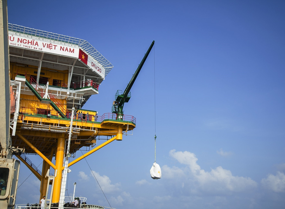 Chuyển quà Tết bằng cần cẩu lên nhà giàn DK1. (Ảnh: Hồng Đạt/TTXVN)