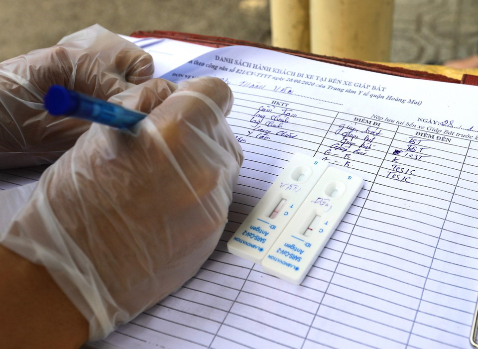 Hành khách có xét nghiệm âm tính với COVID-19 mới được Nhà xe Thành Vân (tuyến Hà Nội-Thanh Hóa) phục vụ. (Ảnh: Hoàng Hiếu/TTXVN)