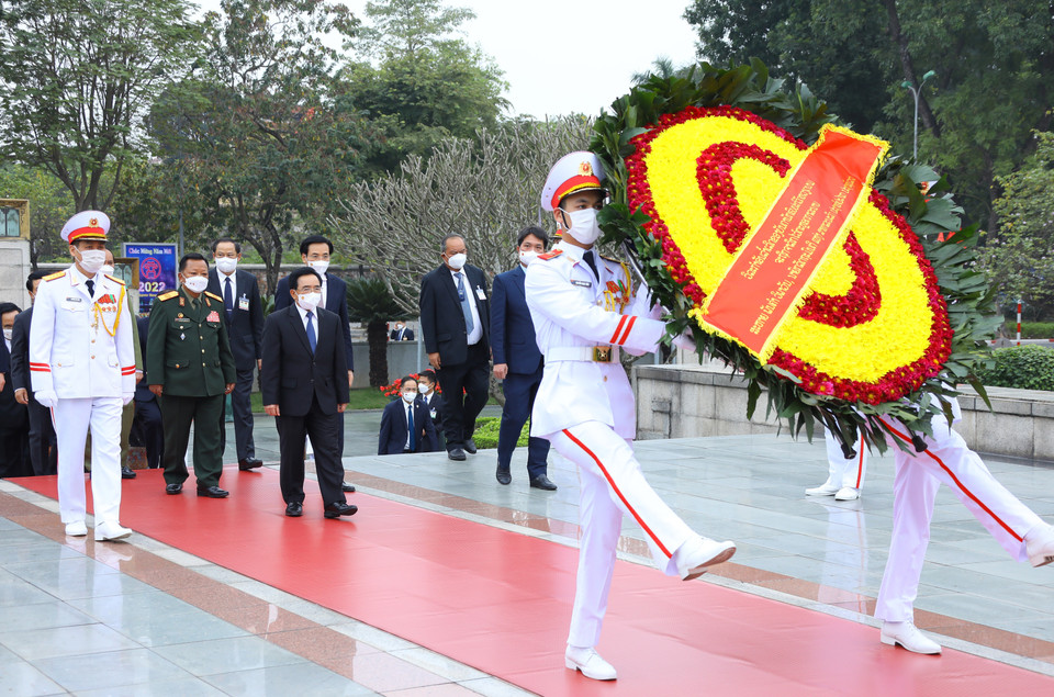 Chiều 8/1, Thủ tướng Lào Phankham Viphavanh dẫn đầu Đoàn đại biểu cấp cao Chính phủ Lào đến đặt vòng hoa tại Đài tưởng niệm các Anh hùng liệt sỹ (đường Bắc Sơn, Hà Nội). (Ảnh: Văn Điệp/TTXVN)