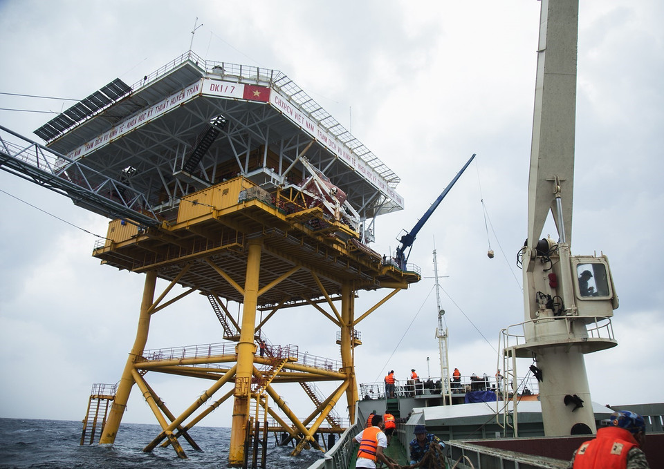 Tàu Trường Sa 10 tiếp cận nhà giàn DK1 để chuyển quà Tết bằng cần cẩu. (Ảnh: Hồng Đạt/TTXVN)