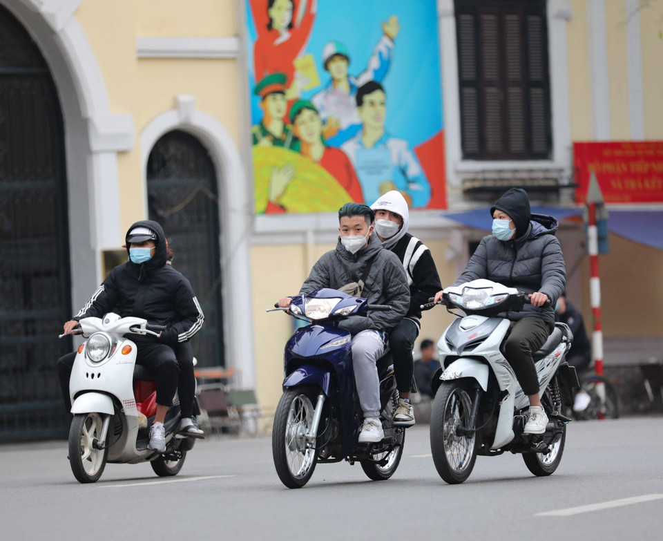 Theo quy định mới, người đi môtô, xe máy không đội mũ bảo hiểm, hoặc đội mũ bảo hiểm không cài quai có mức phạt 400.000-600.000 đồng thay vì 200.000-300.000 đồng như nghị định 100. (Ảnh: Thanh Tùng/TTXVN)