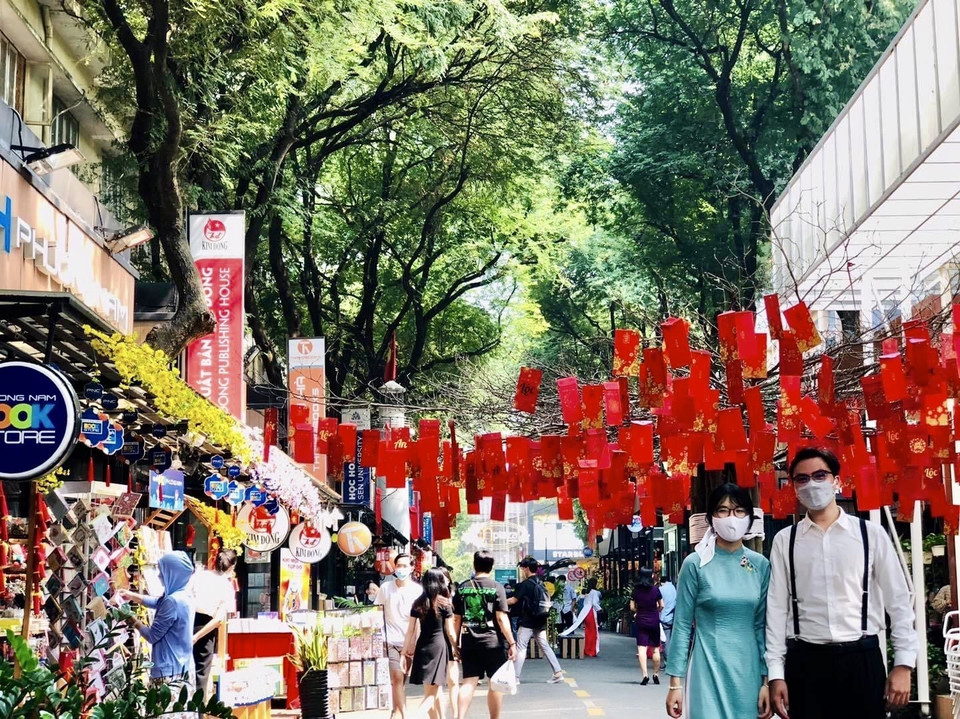 Đường sách Nguyễn Văn Bình (quận 1) trang trí cờ hoa rực rỡ đón Tết. (Ảnh: Hồng Giang/TTXVN)