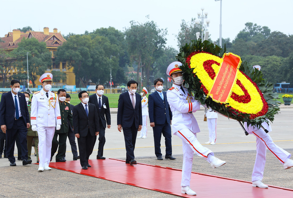 Đoàn đại biểu cấp cao Chính phủ Lào đến đặt vòng hoa và vào Lăng viếng Chủ tịch Hồ Chí Minh. (Ảnh: Văn Điệp/TTXVN)