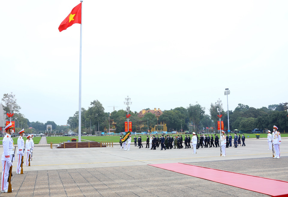 Tiếp tục chương trình thăm chính thức Việt Nam, chiều 8/1, Thủ tướng Lào Phankham Viphavanh dẫn đầu Đoàn đại biểu cấp cao Chính phủ Lào đến đặt vòng hoa và vào Lăng viếng Chủ tịch Hồ Chí Minh. (Ảnh: Văn Điệp/TTXVN)