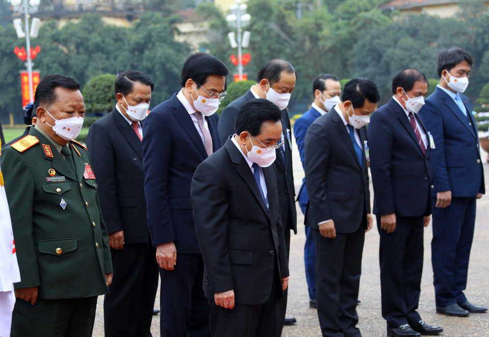 Thủ tướng Lào Phankham Viphavanh dẫn đầu Đoàn đại biểu cấp cao Chính phủ Lào đến đặt vòng hoa và vào Lăng viếng Chủ tịch Hồ Chí Minh. (Ảnh: Văn Điệp/TTXVN)