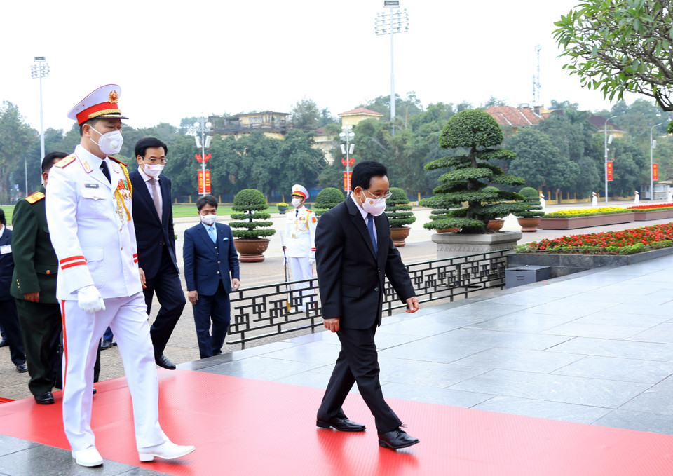 Thủ tướng Lào Phankham Viphavanh dẫn đầu Đoàn đại biểu cấp cao Chính phủ Lào đến đặt vòng hoa và vào Lăng viếng Chủ tịch Hồ Chí Minh. (Ảnh: Văn Điệp/TTXVN)