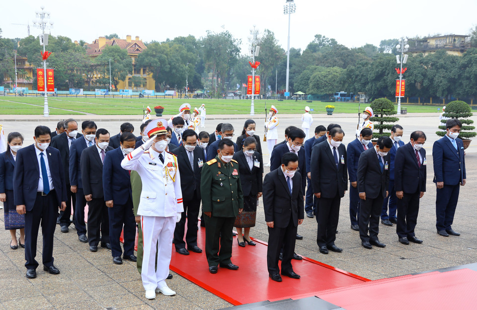 Thủ tướng Lào dẫn đầu Đoàn đại biểu cấp cao Chính phủ Lào đến đặt vòng hoa và vào Lăng viếng Chủ tịch Hồ Chí Minh. (Ảnh: Văn Điệp/TTXVN)