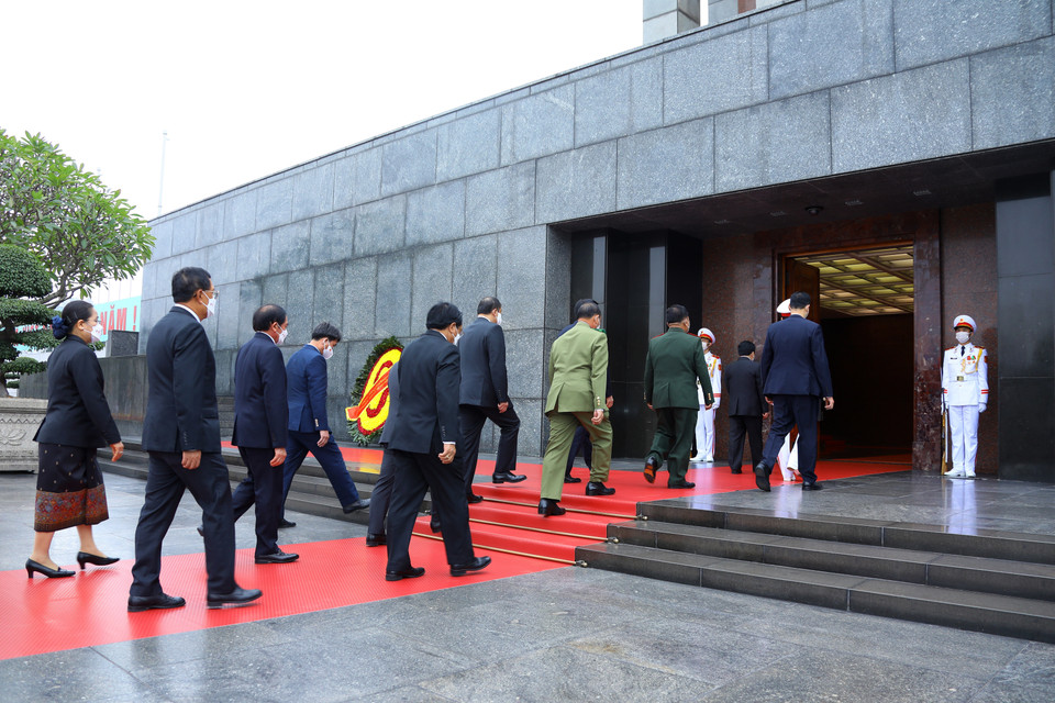 Đoàn đại biểu cấp cao Chính phủ Lào đến đặt vòng hoa và vào Lăng viếng Chủ tịch Hồ Chí Minh. (Ảnh: Văn Điệp/TTXVN)