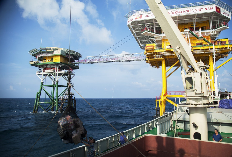 Chuyển quà Tết từ tàu Trường Sa 10 lên nhà giàn DK1. (Ảnh: Hồng Đạt/TTXVN)