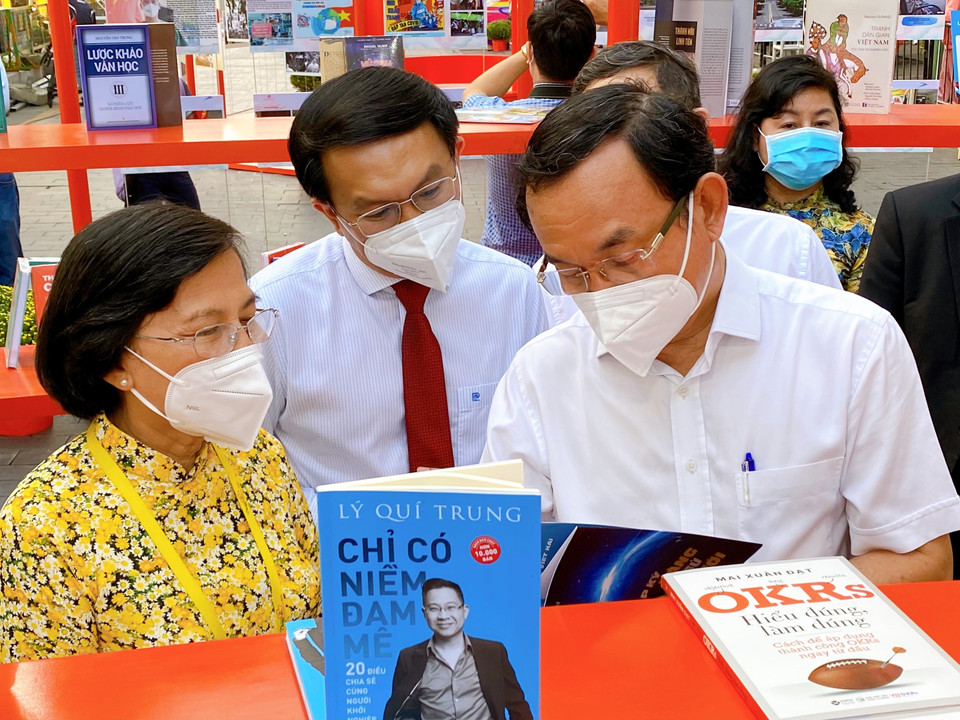 Lãnh đạo Thành phố Hồ Chí Minh tham quan gian triển lãm các tựa sách đạt giải thưởng sách Quốc gia giai đoạn 2017 – 2021. (Ảnh: Hồng Giang/TTXVN)