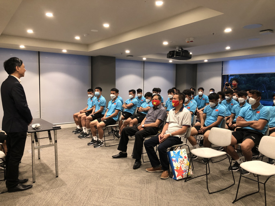 Đại sứ Nguyễn Tất Thành bày tỏ niềm vui và vinh dự được đến gặp huấn luyện viên trưởng Park Hang-seo và các cầu thủ đội tuyển, đồng thời khẳng định bóng đá là môn thể thao luôn được người dân Việt Nam quan tâm và theo dõi. (Nguồn: TTXVN phát)