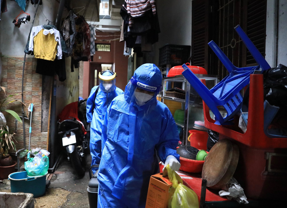 Cán bộ y tế phường Hàng Bài (quận Hoàn Kiếm,Hà Nội) vào từng ngõ, đến từng nhà để tiêm cho những người cao tuổi, người có bệnh lý nền, khó khăn trong việc di chuyển. (Ảnh: Hoàng Hiếu/TTXVN)