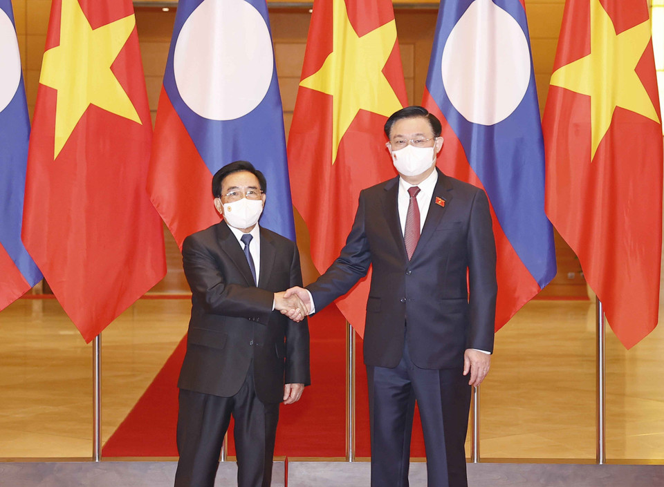 Chủ tịch Quốc hội Vương Đình Huệ và Thủ tướng Lào Phankham Viphavanh chụp ảnh chung. (Ảnh: Doãn Tấn/TTXVN)