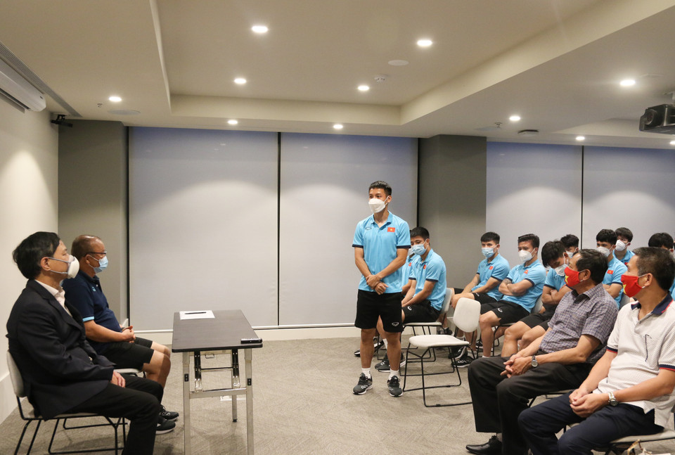 Đại sứ Nguyễn Tất Thành chúc các cầu thủ sẽ có một trận đấu xuất sắc với đội chủ nhà Australia vào ngày 27/1, với tinh thần thể thao và kỷ luật cao, đáp ứng sự mong mỏi của người dân Việt Nam. (Nguồn: TTXVN phát)