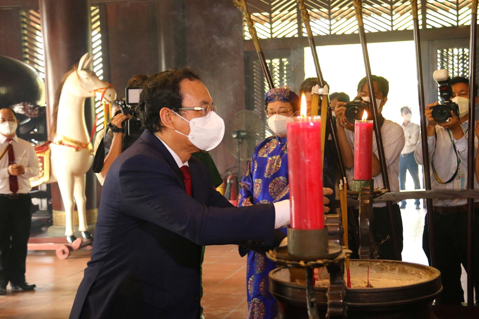 Ông Nguyễn Văn Nên, Ủy viên Bộ Chính trị, Bí thư Thành ủy Thành phố Hồ Chí Minh cùng các đại biểu viếng và dâng hương Đức Lễ Thành Hầu Nguyễn Hữu Cảnh trong khuôn viên lịch sử văn hóa dân tộc, thành phố Thủ Đức, Thành phố Hồ Chí Minh. (Ảnh: Thanh Vũ/TTXVN)