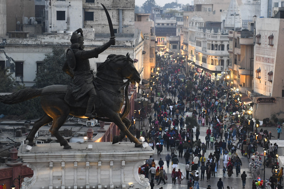 Người dân đổ xuống đường chờ đón thời khắc giao thừa tại Amritsar, Ấn Độ ngày 31/12/2021. (Ảnh: AFP/TTXVN)
