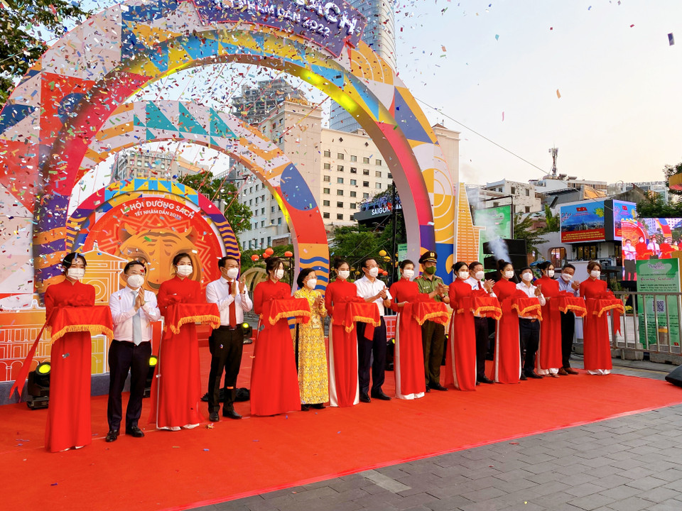 Lãnh đạo Thành phố Hồ Chí Minh thực hiện nghi thức cắt băng khai mạc Lễ hội Đường sách. (Ảnh: Hồng Giang/TTXVN)