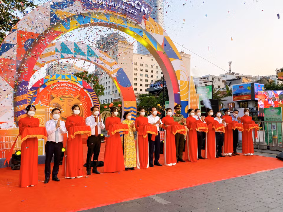 Lãnh đạo Thành phố Hồ Chí Minh thực hiện nghi thức cắt băng khai mạc Lễ hội Đường sách. (Ảnh: Hồng Giang/TTXVN)