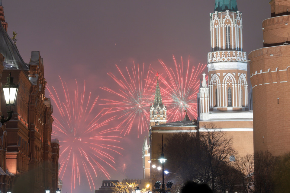 Pháo hoa chào mừng Năm mới 2022 trên quảng trường Đỏ. (Ảnh: Trần Hiếu/TTXVN)