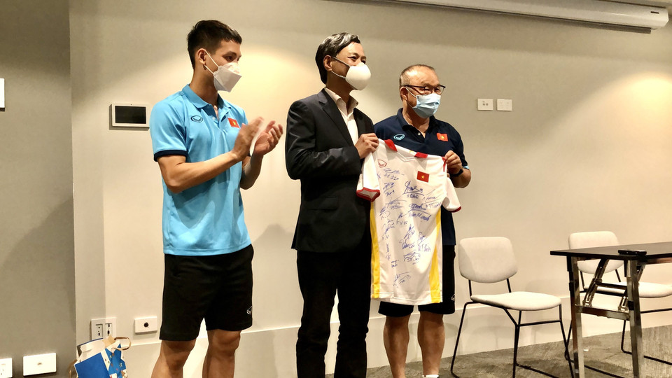 Đội tuyển tặng Đại sứ một chiếc áo thi đấu có chữ ký của toàn thể đội. (Nguồn: TTXVN phát)